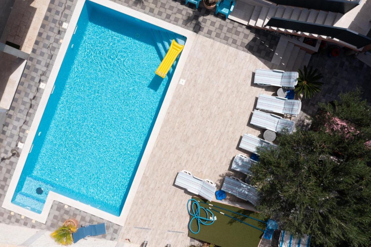 Apartments Villa Monique Рогозница Екстериор снимка