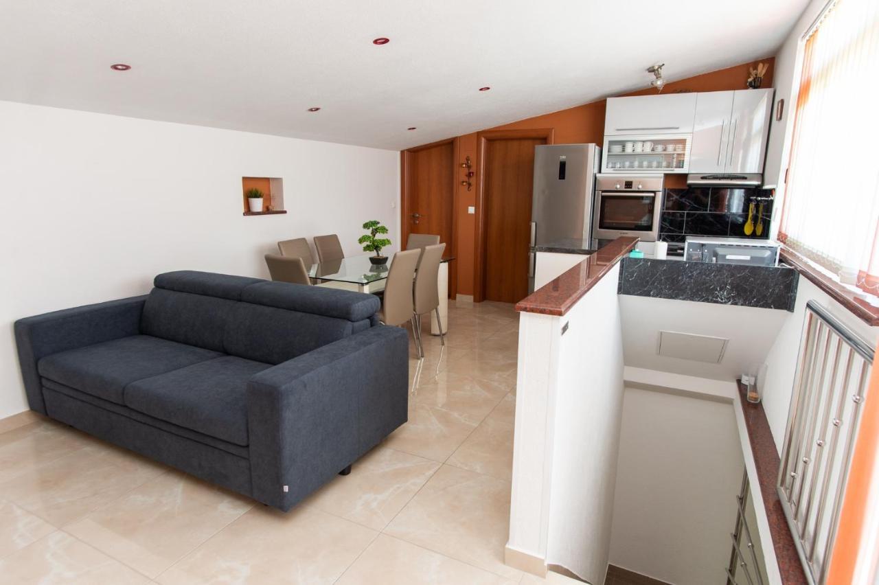 Apartments Villa Monique Рогозница Екстериор снимка