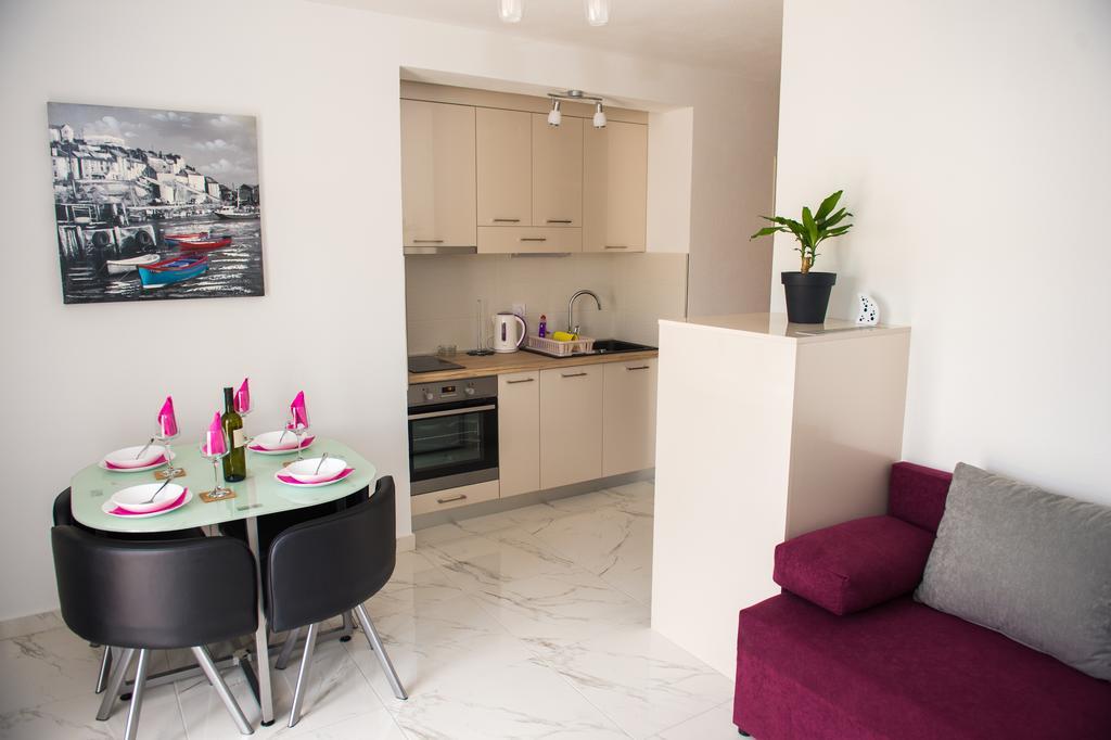 Apartments Villa Monique Рогозница Екстериор снимка