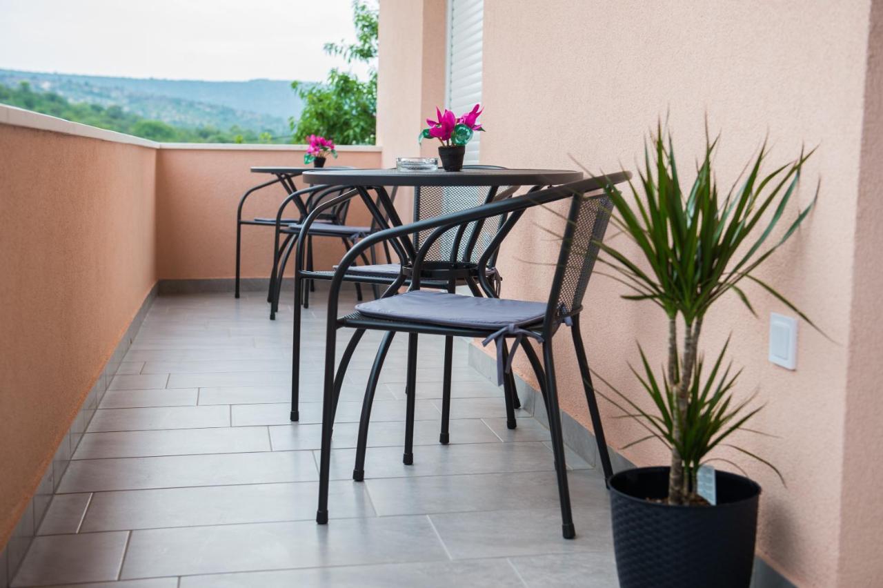 Apartments Villa Monique Рогозница Екстериор снимка